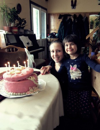 Lili 6 éves lett:) Fénykép velem, a torta készítőjével:)